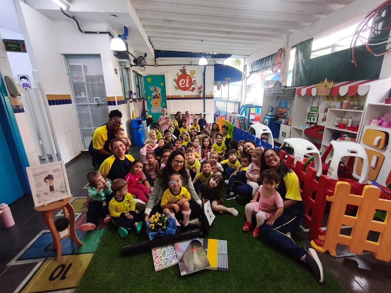 Turma da Cometa da Alegria reunida com as educadoras